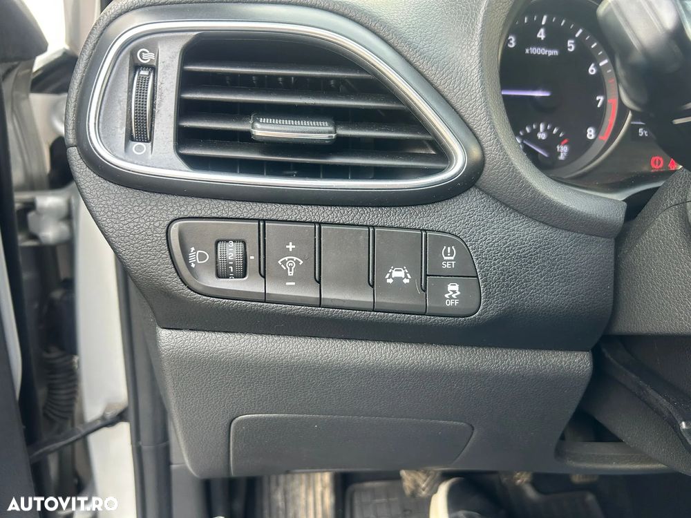 Hyundai i30 1.4 100CP 5DR M/T Classic - 6