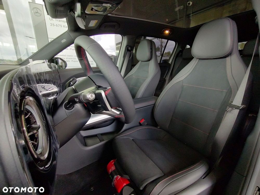 Mercedes-Benz GLB - 11