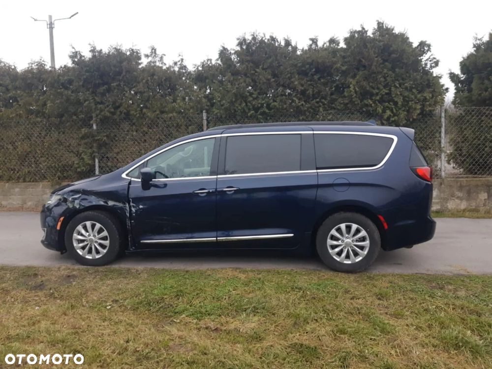 Chrysler Pacifica - 4