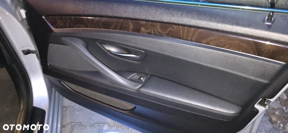 BMW Seria 5 535i xDrive Sport-Aut Luxury Line - 31