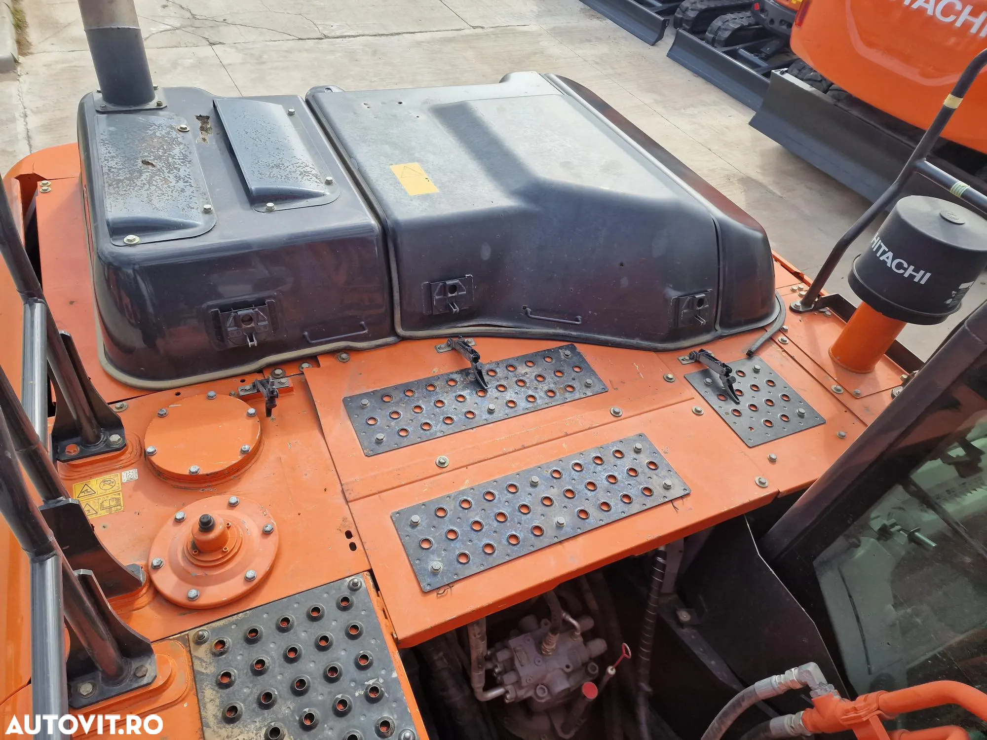 Hitachi ZX210, 23t, cupa 1,3mc NOUA, 12.487h-46900 Eur+Tva, camera spate, instalatia picon, 3 pompe hidraulice HITACHI, protectie acoperis cabina, AC, produs in JAPONIA, posibilitate leasing 46.900 EUR+Tva - 17