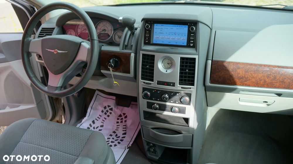 Chrysler Town & Country - 4