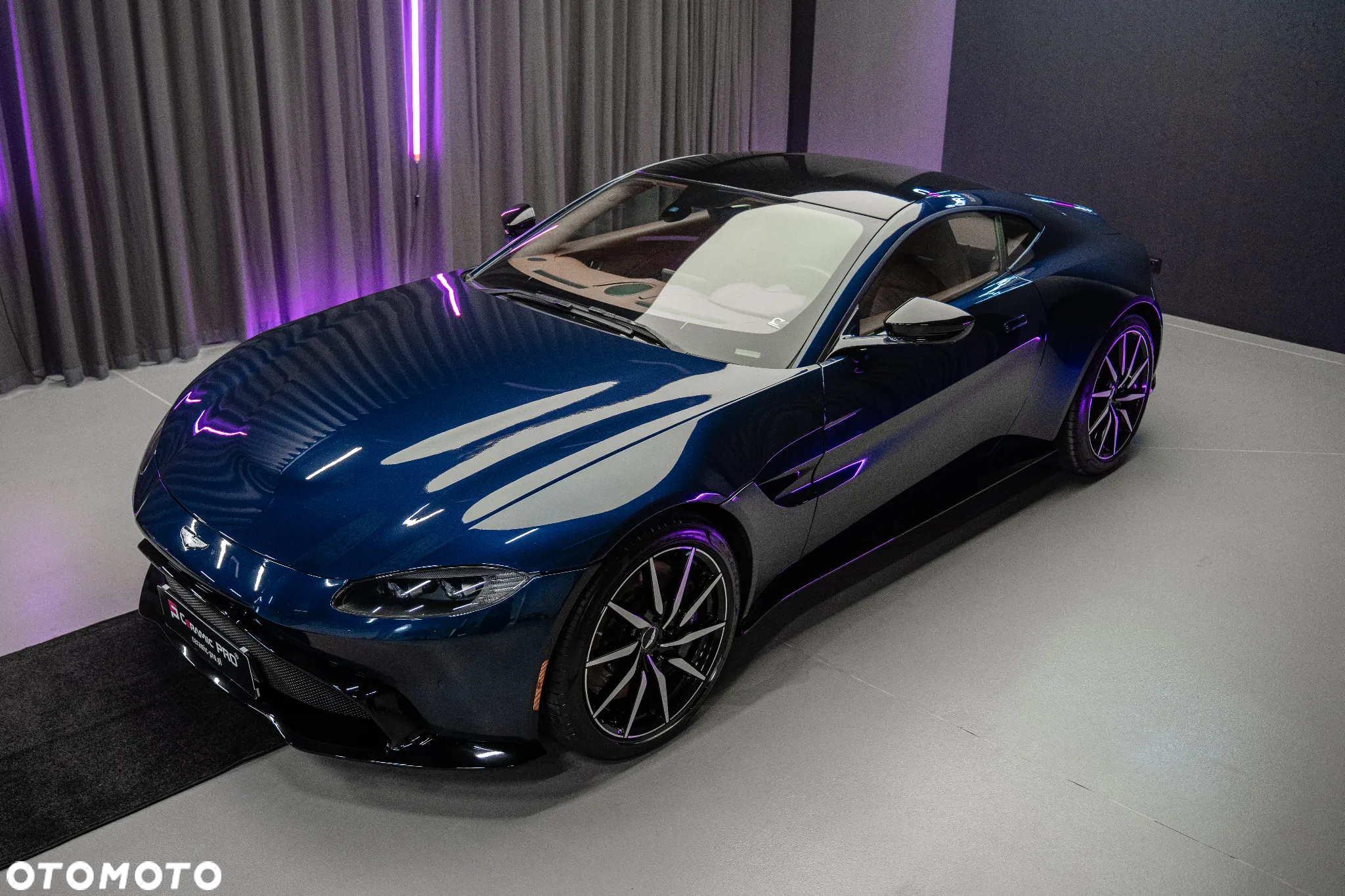 Aston Martin Vantage - 7