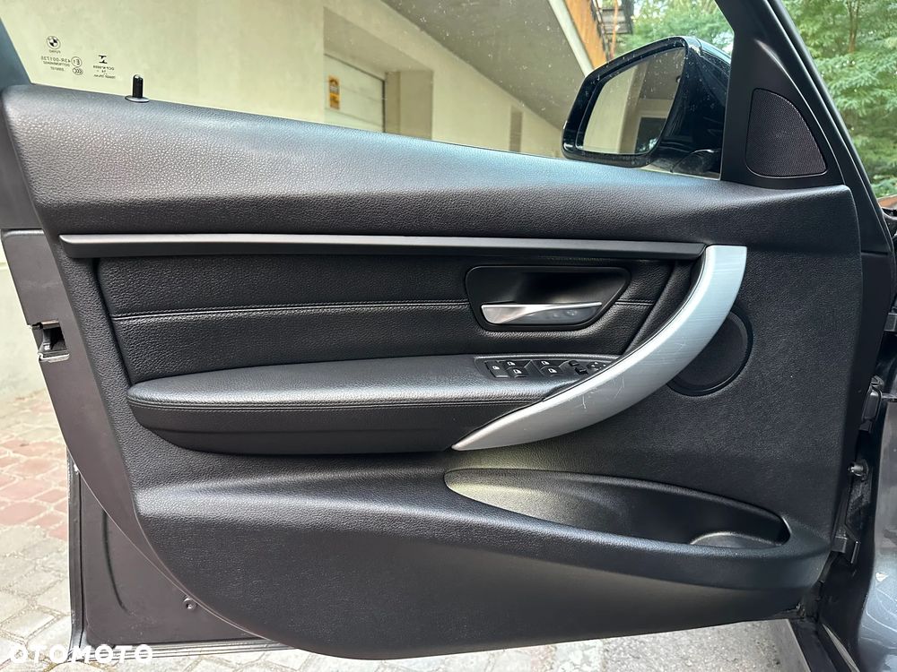 BMW Seria 3 325d M Sport - 38