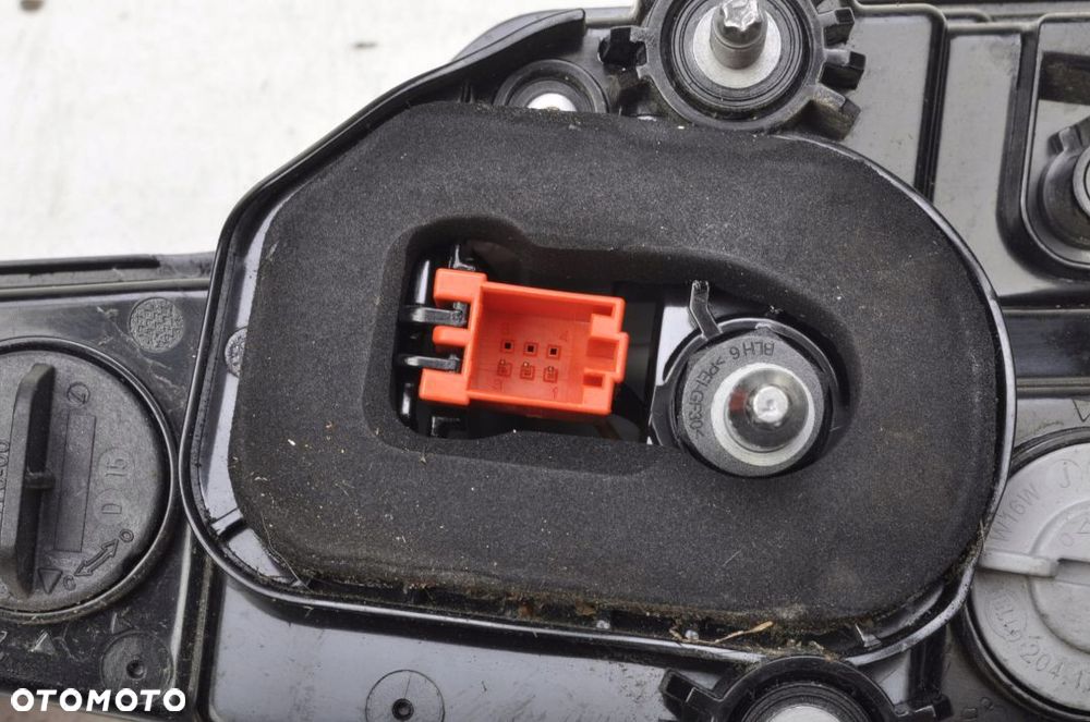 AUDI A4 B9 LAMPA PRAWY TYŁ W KLAPĘ 8W5945076A - 5
