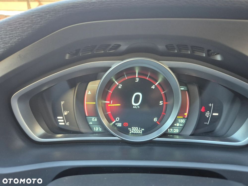 Volvo V40 D2 R Design - 12