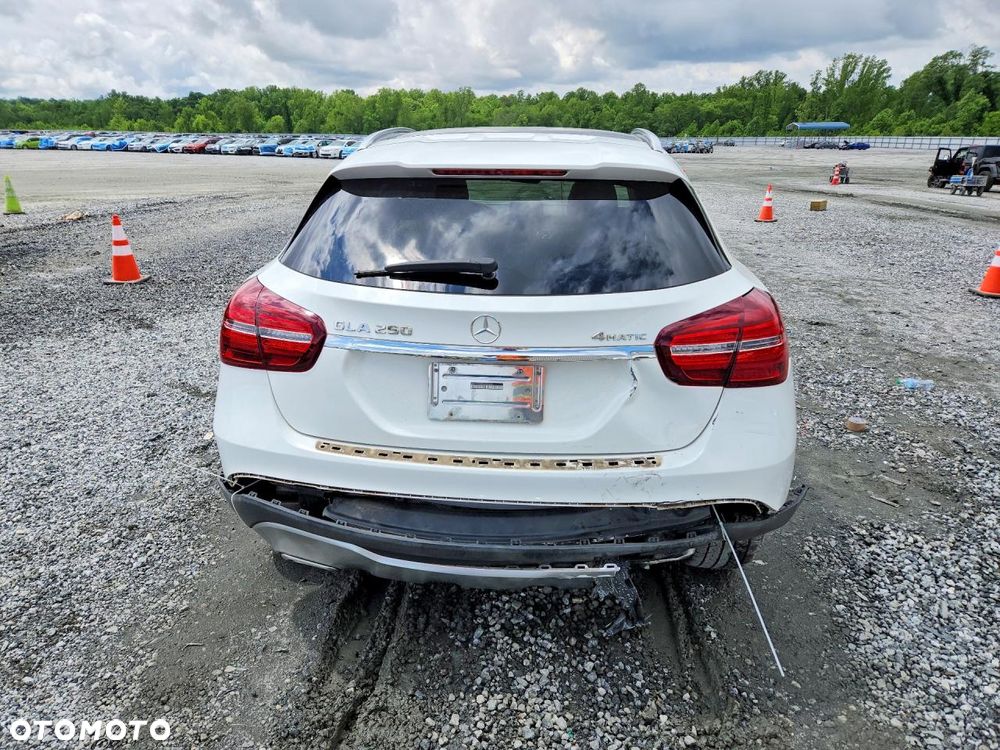 Mercedes-Benz GLA 250 4-Matic - 6
