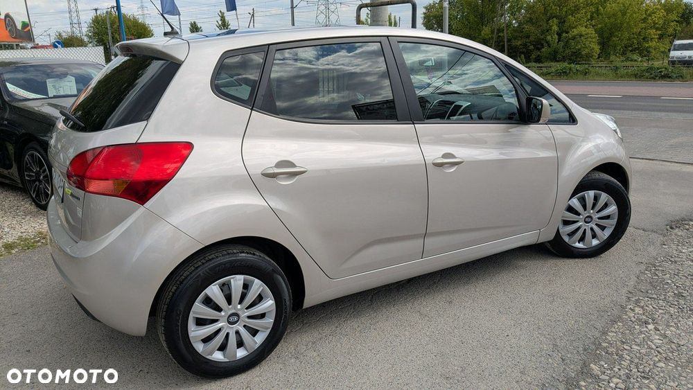 Kia Venga - 10