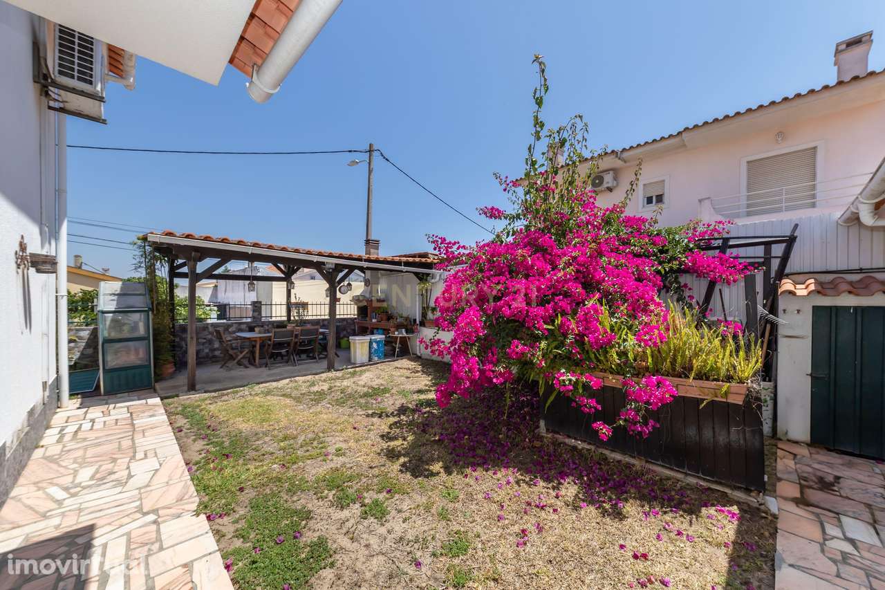 Moradia T5 no centro da Quinta do Conde – Espaço, Conforto e Localizaç - Grande imagem: 4/54