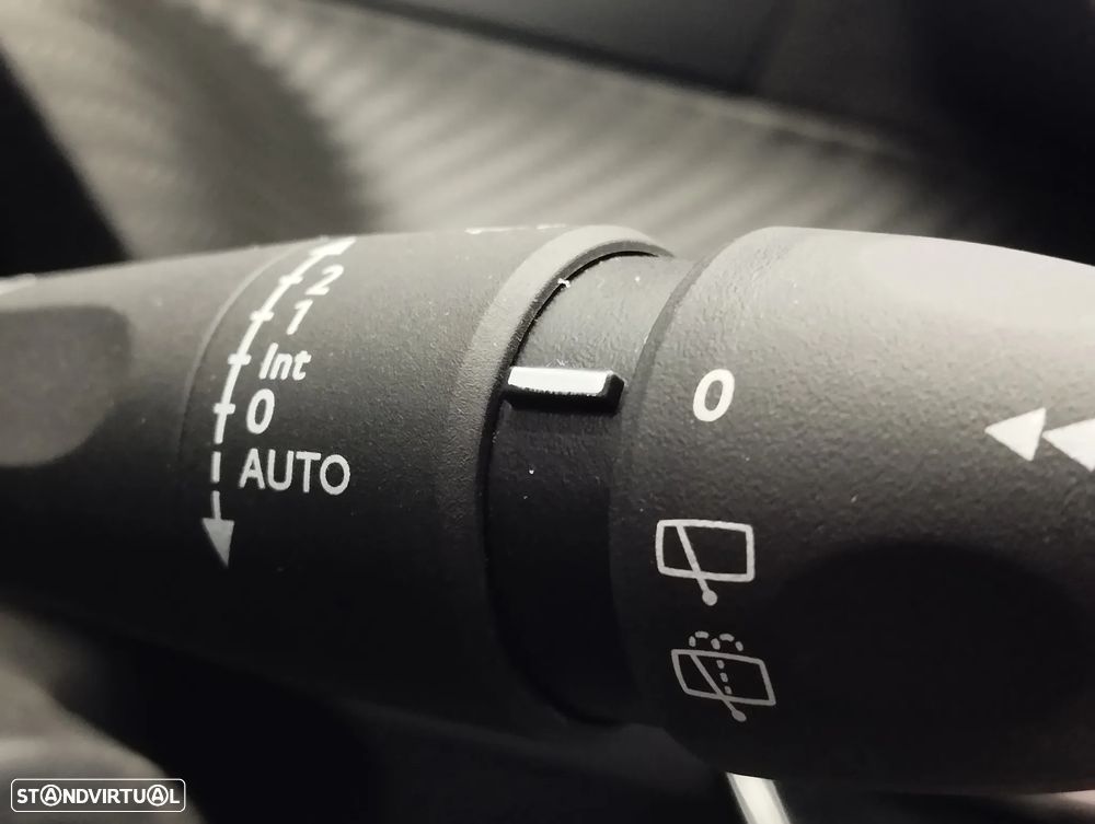 Peugeot 2008 1.2 Hybrid Allure e-DCS6 - 22