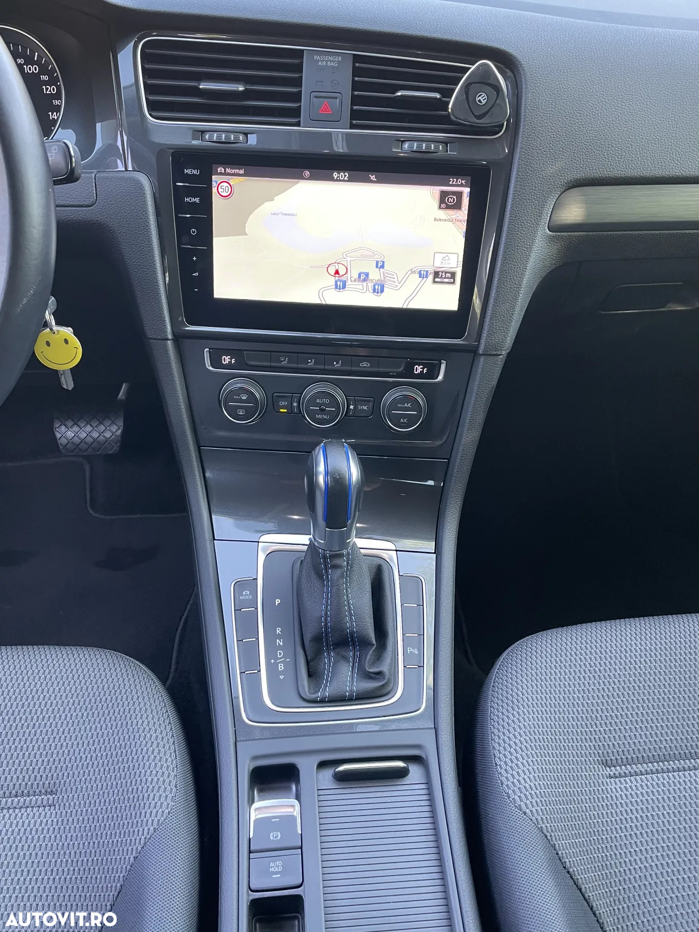 Volkswagen e-Golf - 12