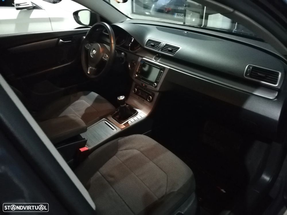 VW Passat Variant 1.6 TDI DPF BlueMotion Highline - 8