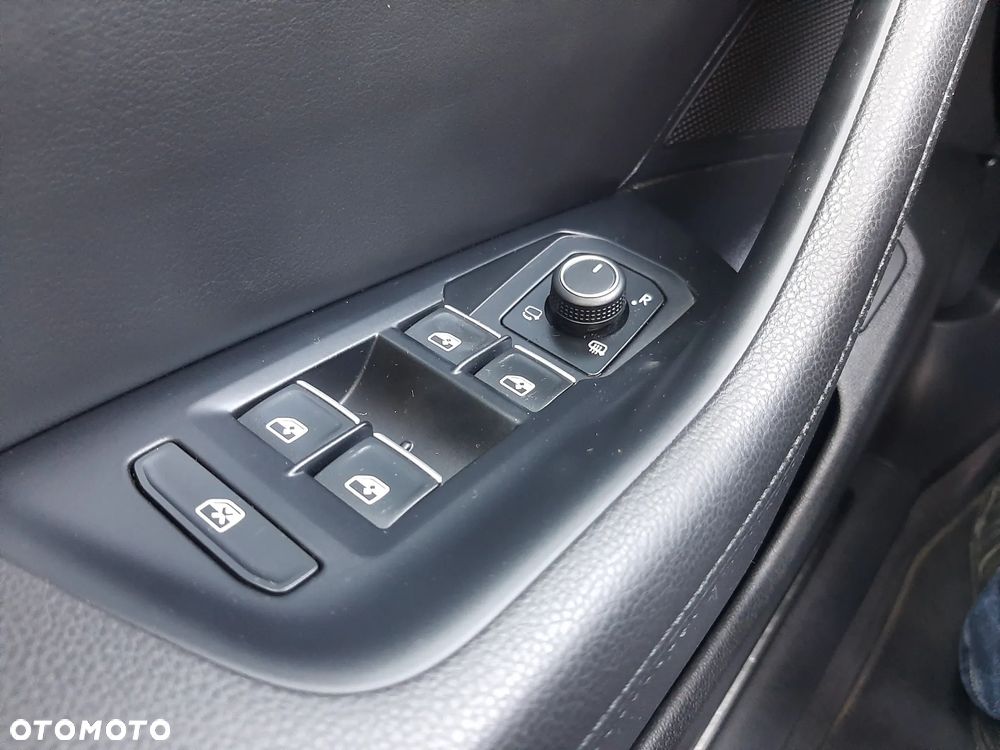 Volkswagen Passat 1.6 TDI SCR DSG Business - 24