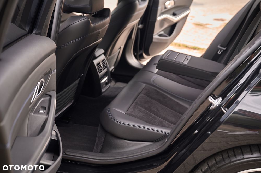 BMW Seria 3 320d xDrive M Sport Shadow - 27