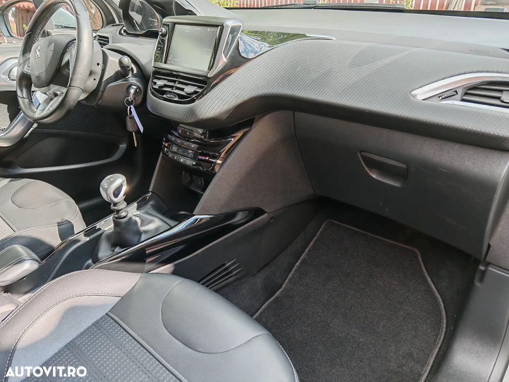 Peugeot 2008 1.2 L PureTech STT Allure - 17