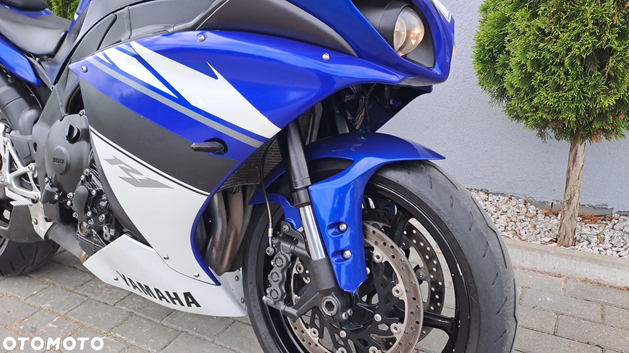 Yamaha R1 - 8