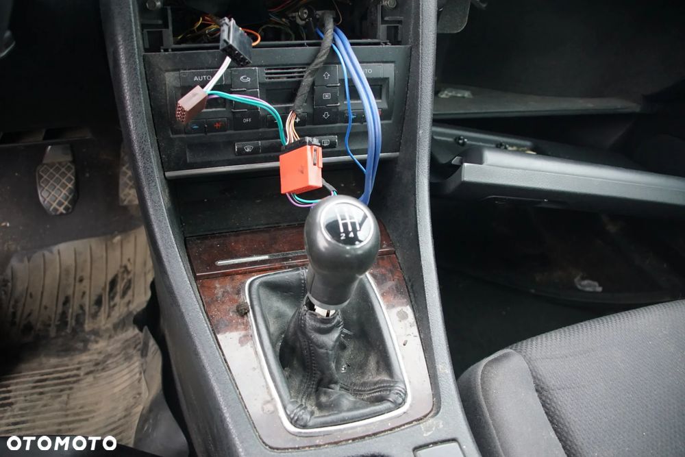 Auto na części - Audi A4 B6 1.9 TDI 131 KM AWX FEC LY7W 2001R Silnik Skrzynia Drzwi Maska Błotnik Klapa Zderzak Lampa Lusterko Klamka Szyba Deska Kokpit Sterownik Moduł Czujnik Licznik Panel Kierownica - 13