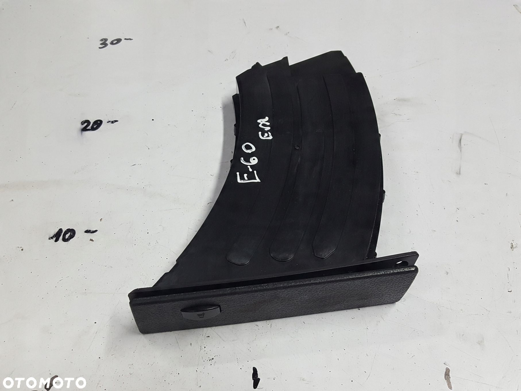 BMW 5 E60 E61 03-10r UCHWYT NA KUBEK EUROPA - 1
