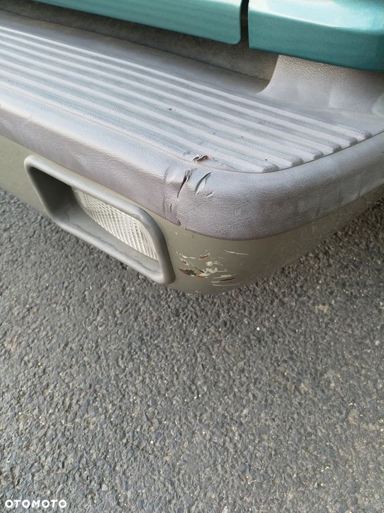 Ford Explorer Standard - 24