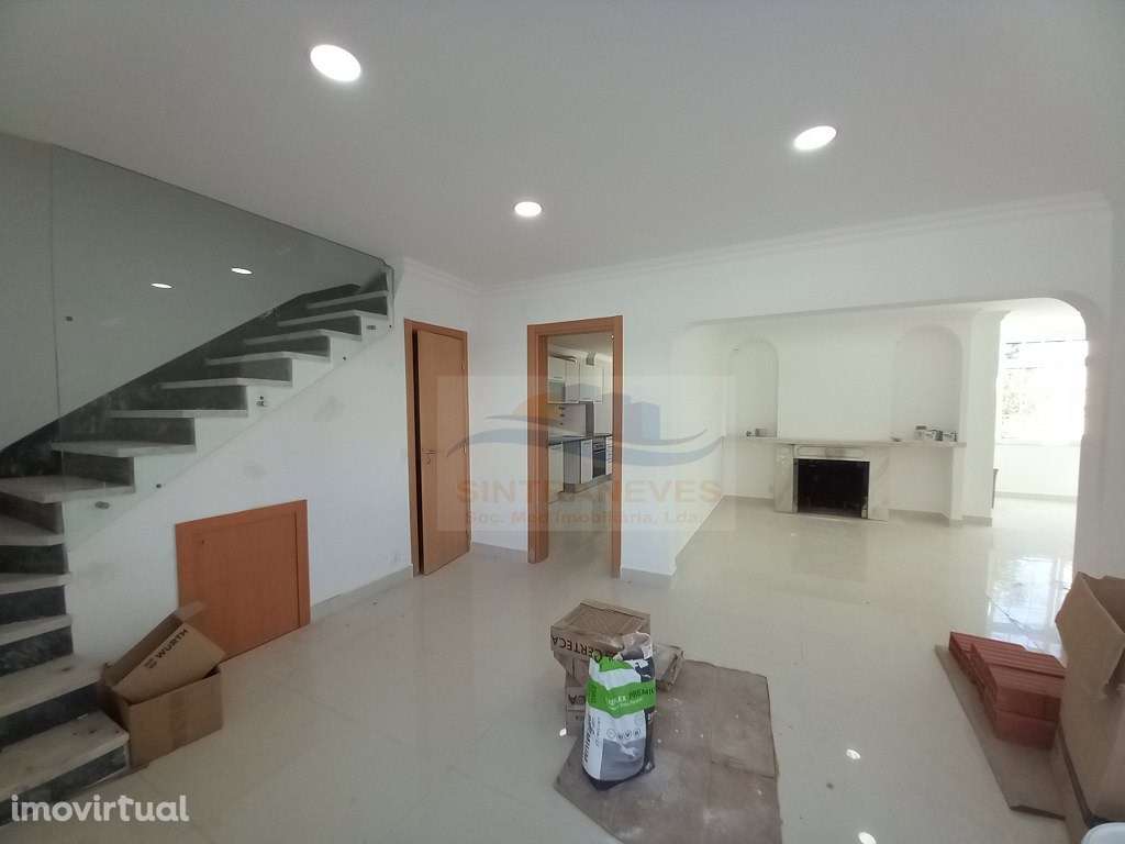 Moradia T3+T3 totalmente remodelada, com terraço, 4 casas de banho,... - Grande imagem: 2/54