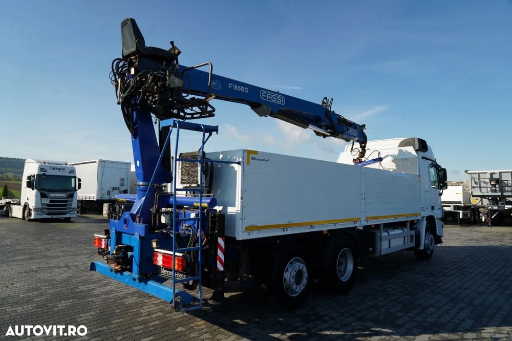 Mercedes-Benz ACTROS 2548 / 6x2 / ÎNĂLȚIME - 6,5 M / PUNTE RELAXABILĂ / TRANSMISIE FASSI / ATINGERE: 10,85 M / PRIMUL SCAUN SPATE / ROTATOARE / FURCĂ PENTRU PALEȚI - 9