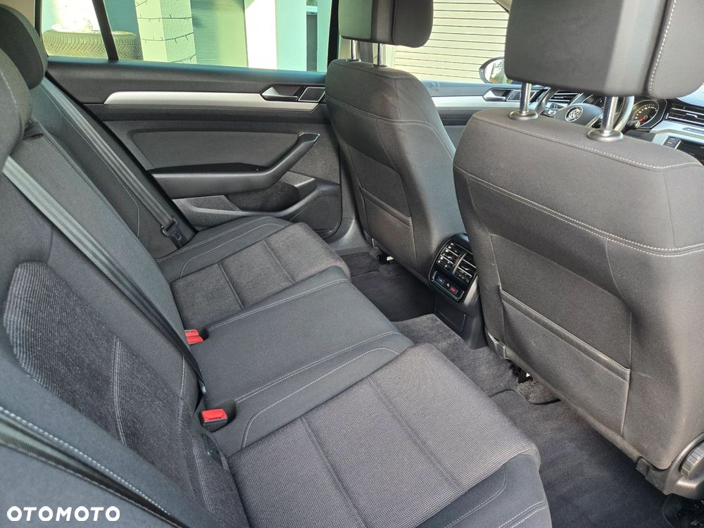 Volkswagen Passat 2.0 TDI SCR DSG Business - 24