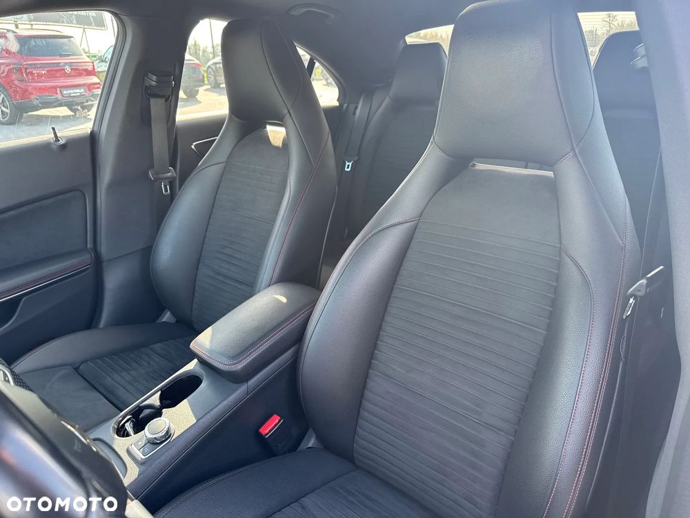 Mercedes-Benz CLA AMG 45 4Matic 7G-DCT - 17