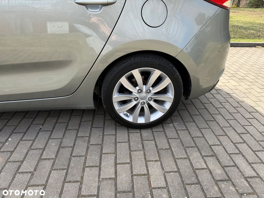 Kia Carens - 12