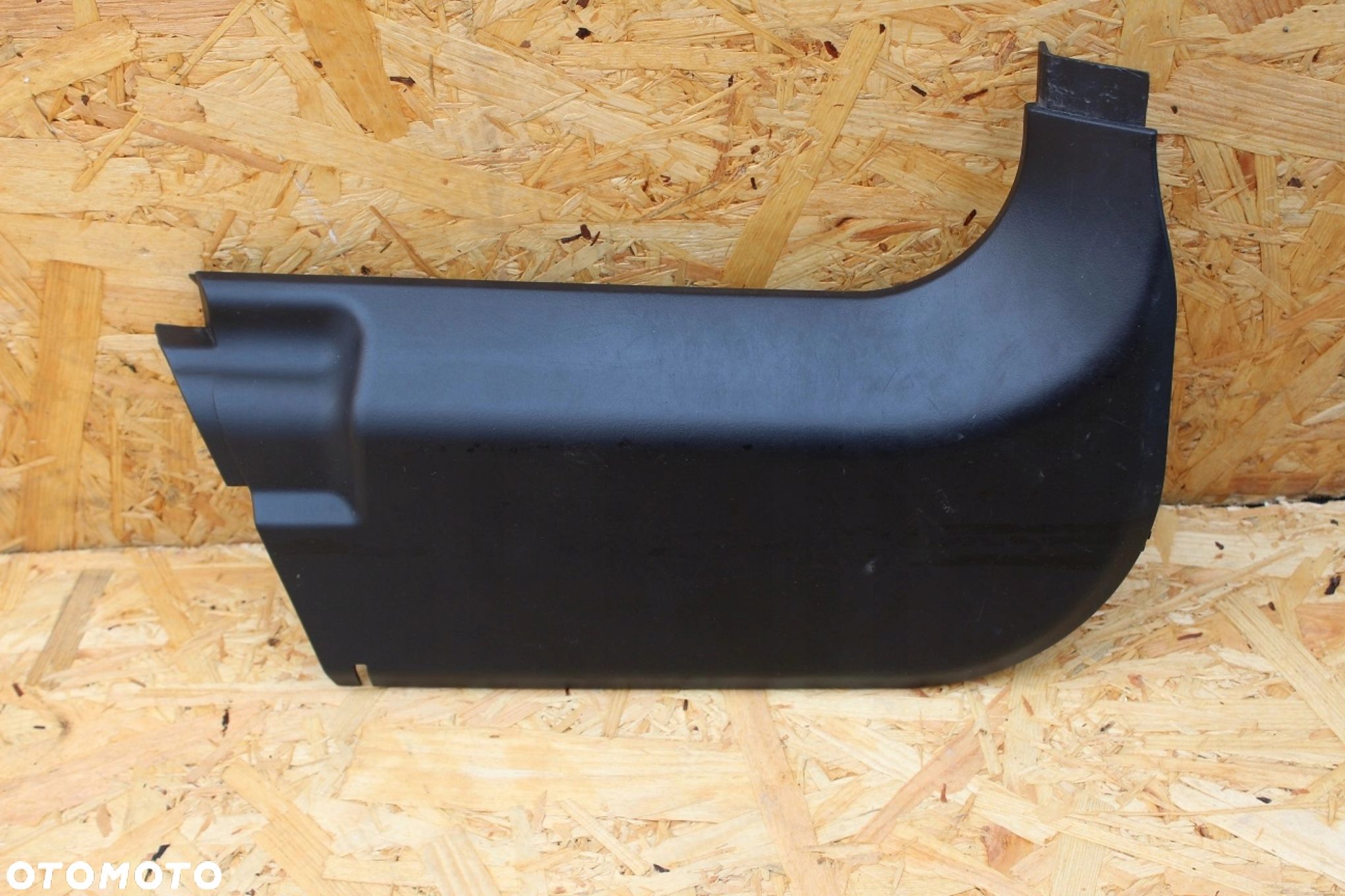 Osłona słupka dywanu BMW e38 8125920 prawa czarna - 1
