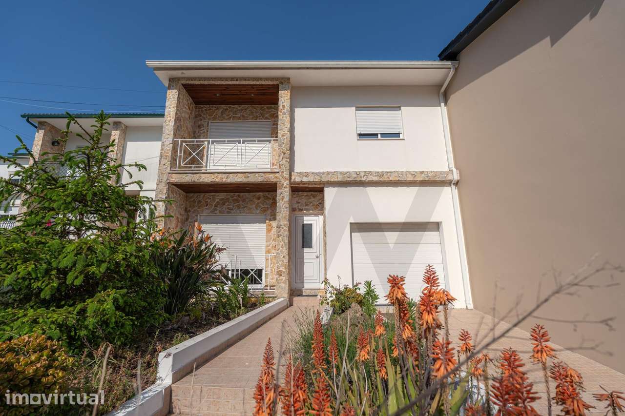 Moradia T4 com Garagem, Espaço Exterior e Zona de Convívio - Tavarede, - Grande imagem: 2/53