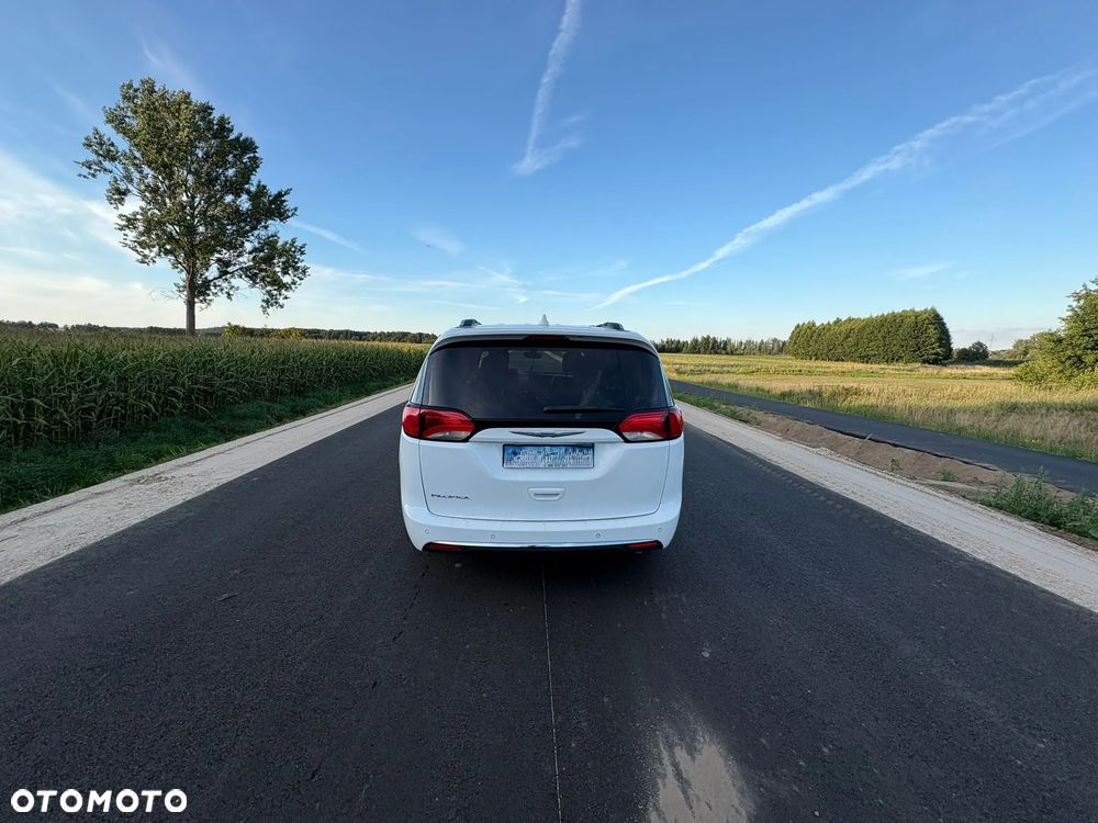 Chrysler Pacifica - 4