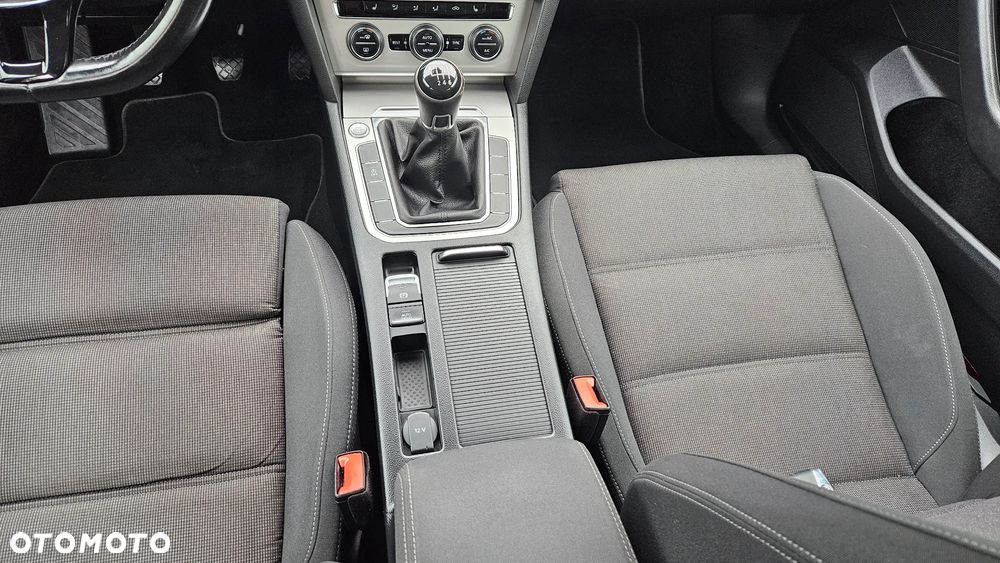 Volkswagen Passat 2.0 TDI BMT Comfortline - 23