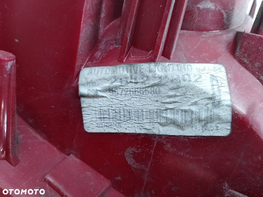 LAMPA TYLNA PRAWA PEUGEOT 5008 9672666680 - 8