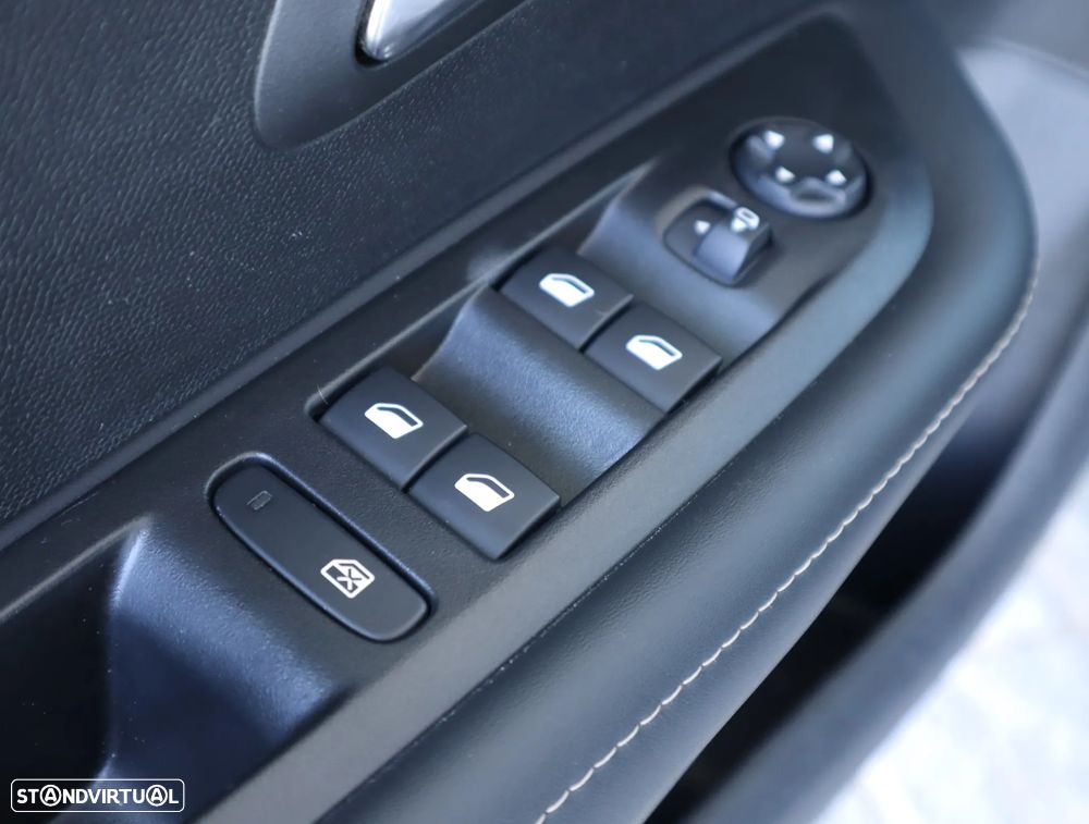 Peugeot 208 1.2 Hybrid Allure e-DCS6 - 29