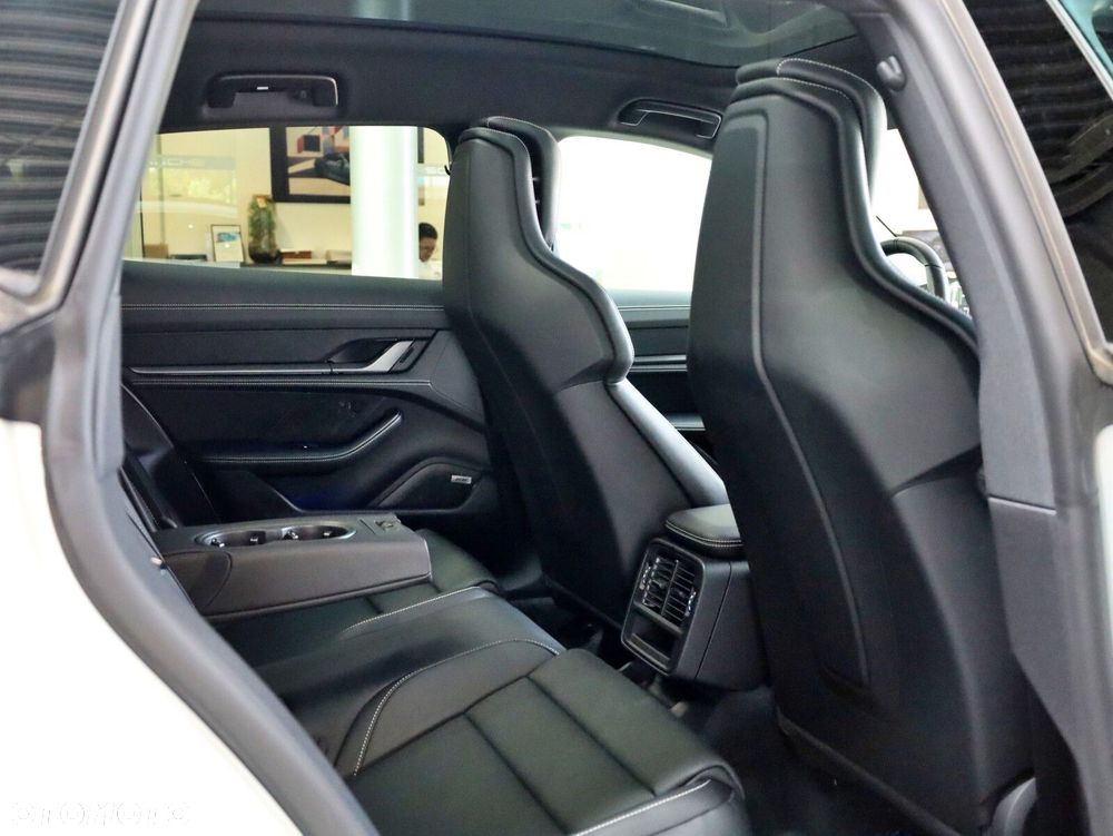 Porsche Taycan - 16