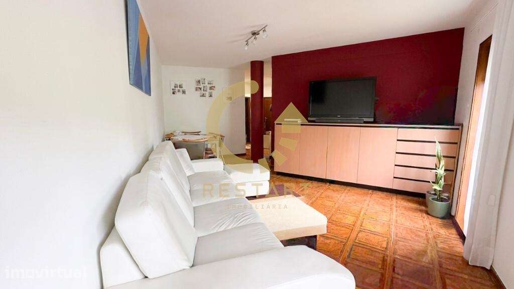 T2 Luminoso em Arrifana com Excelente Potencial | Zona Familiar e Tran - Grande imagem: 3/26