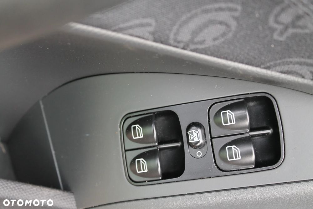 Mercedes-Benz Klasa C 200 CGI Elegance - 30