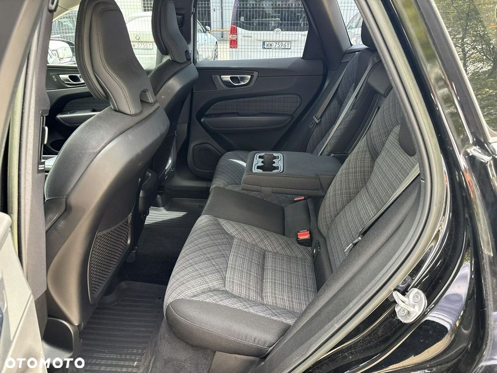 Volvo XC 60 B5 B AWD Momentum Pro - 19