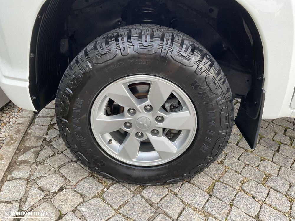 Mitsubishi L200 2.3 DI-D CD Invite Strakar Look 4WD - 14