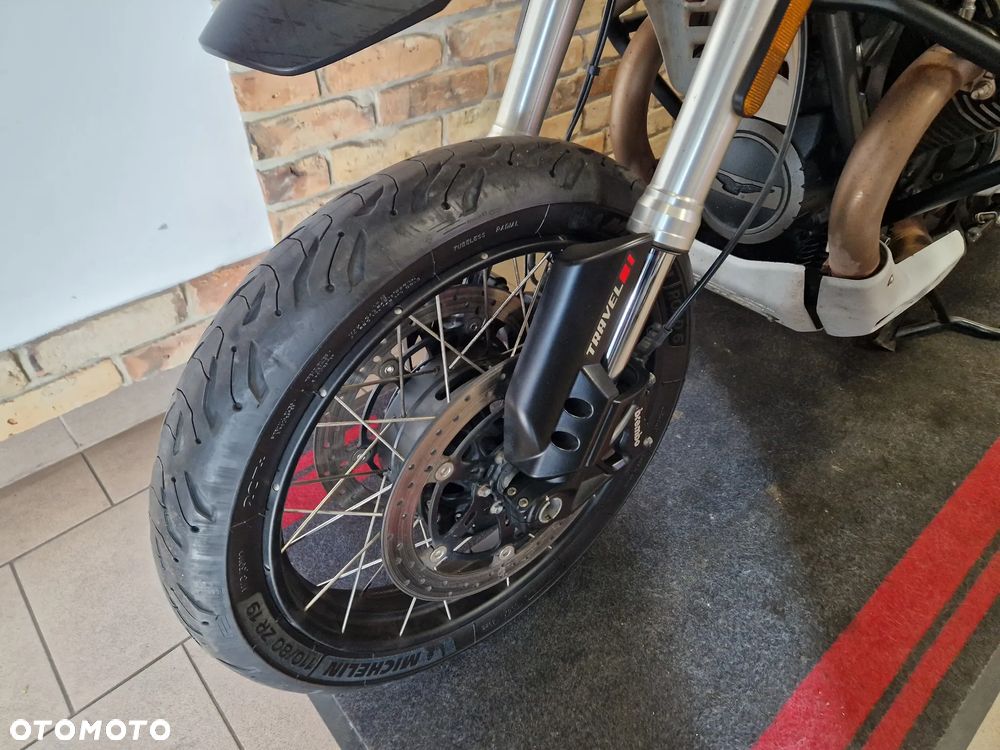 Moto Guzzi V85 - 19