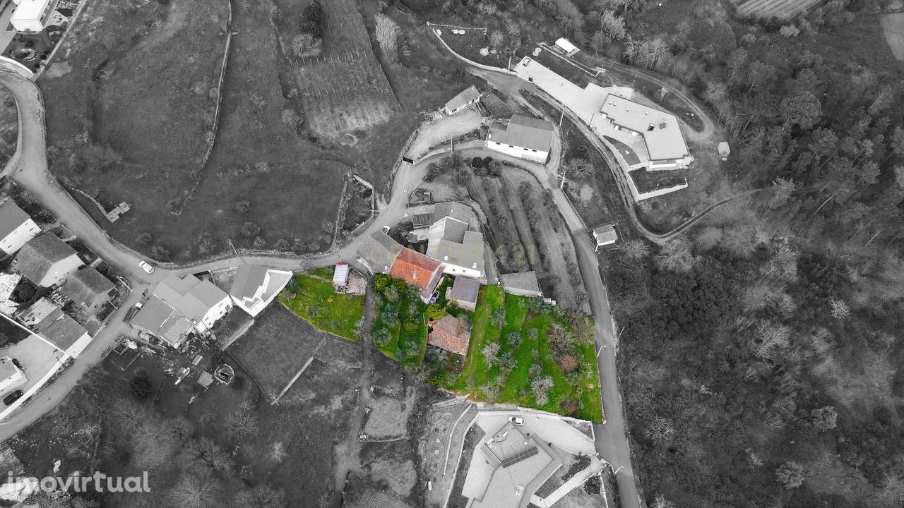 Quintinha com casa de pedra , várias construções e três artigos rústic - Grande imagem: 2/13