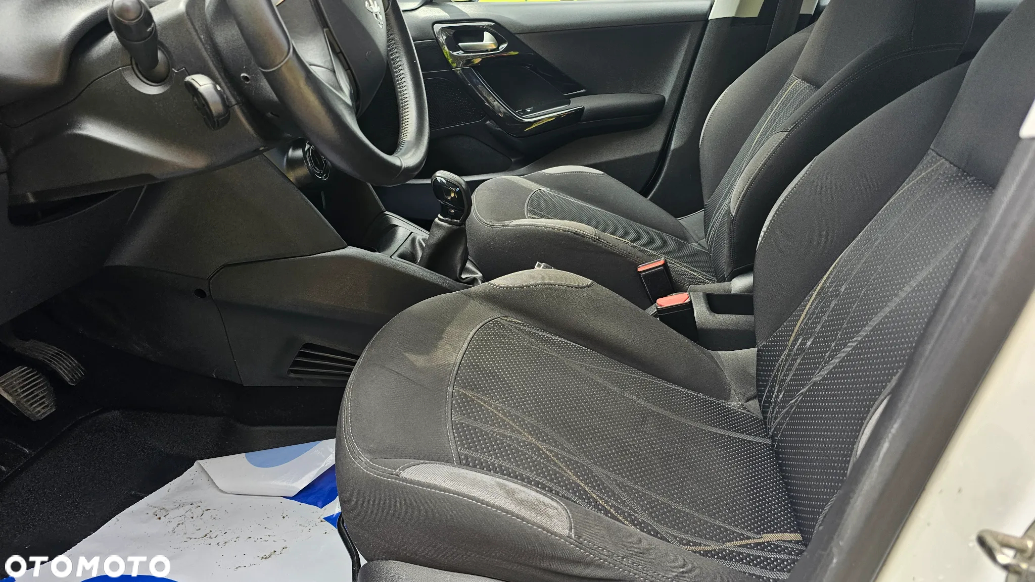 Peugeot 208 - 14