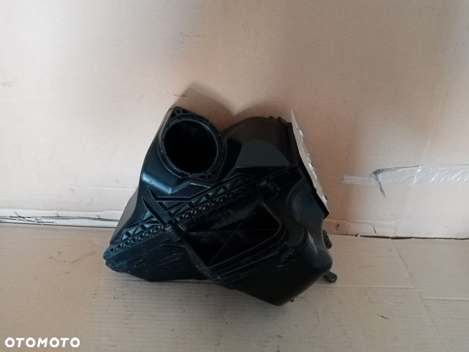 Obudowa Filtra Powietrza Audi A4 B8 A5 Q5 8R0133843B 8R0133837E - 1