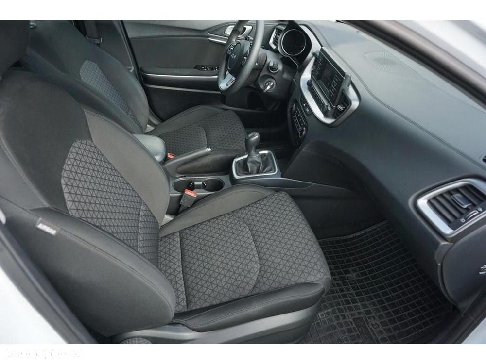 Kia Ceed - 33
