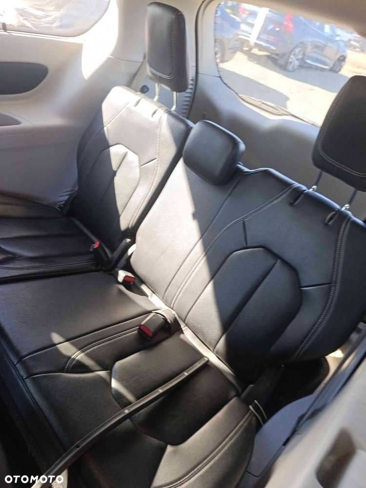 Chrysler Pacifica - 32