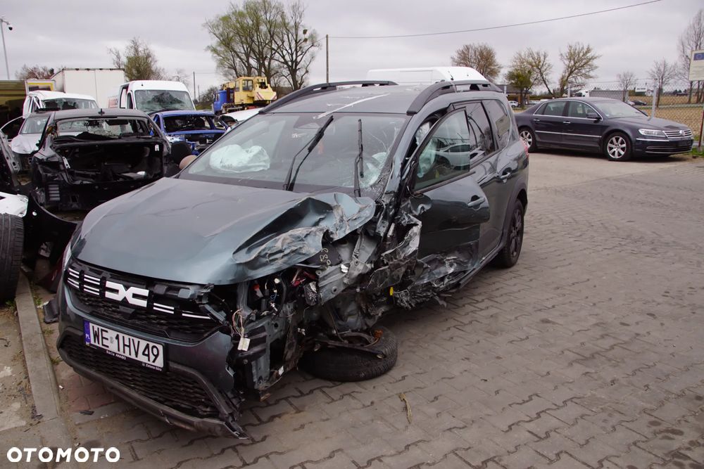 Auto na części - Dacia Jogger Lift 1.0 TCE 100 KM H4D480 TEDQK 2025R Silnik Skrzynia Drzwi Klapa Zderzak Błotnik Lampa Lusterko Klamka Szyba Deska Kokpit Sterownik Moduł Czujnik Licznik Wyświetlacz Panel Kierownica - 1