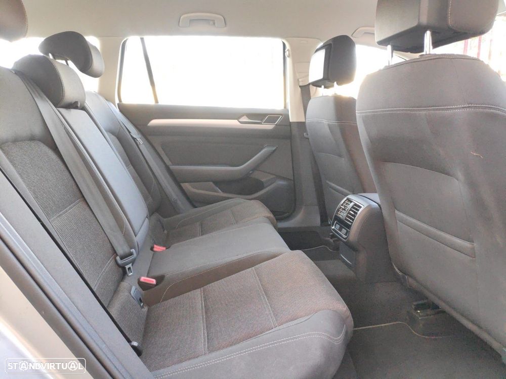 VW Passat Variant 1.6 TDI Confortline DSG - 12