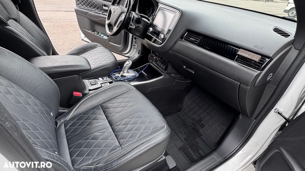 Mitsubishi Outlander PHEV 2.4 L 4X4 Instyle - 13