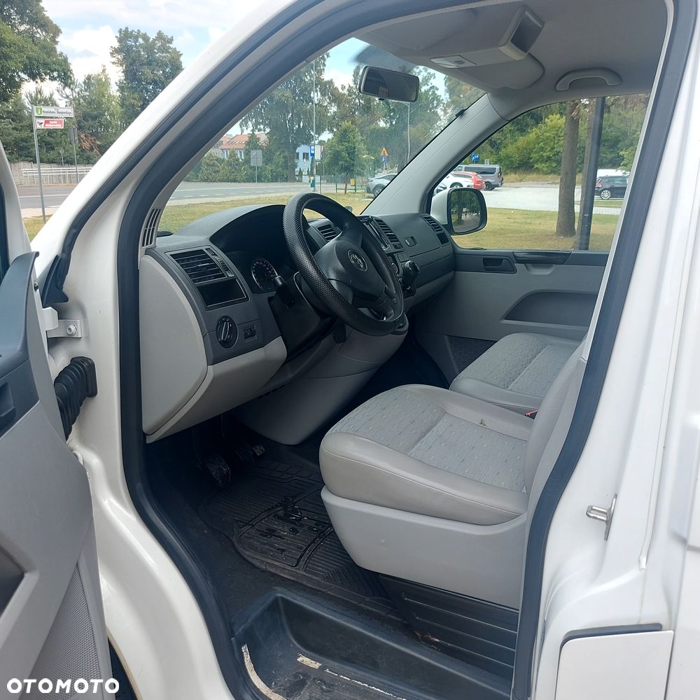 Volkswagen Caravelle - 8