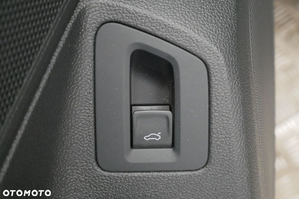 Volkswagen Passat Variant 2.0 TDI SCR Business DSG - 18